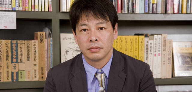 　『暮しの手帖』編集長の松浦弥太郎がマーガレット・ハウエルを着る。