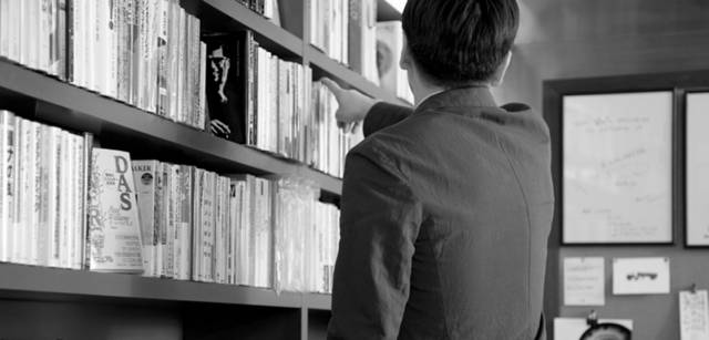 　『暮しの手帖』編集長の松浦弥太郎がマーガレット・ハウエルを着る。