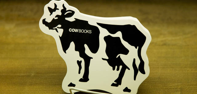 　『暮しの手帖』編集長の松浦弥太郎がマーガレット・ハウエルを着る。