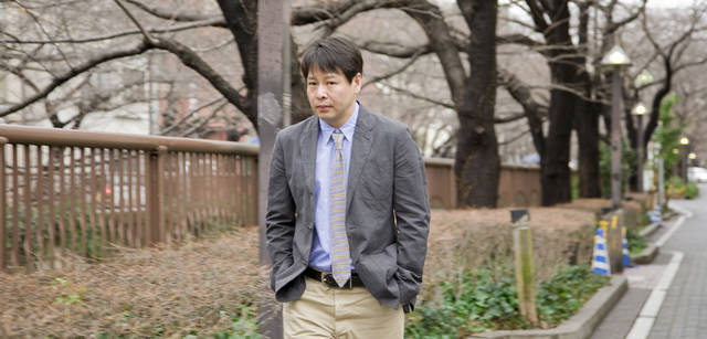 　『暮しの手帖』編集長の松浦弥太郎がマーガレット・ハウエルを着る。