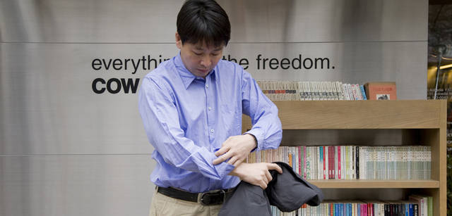 　『暮しの手帖』編集長の松浦弥太郎がマーガレット・ハウエルを着る。