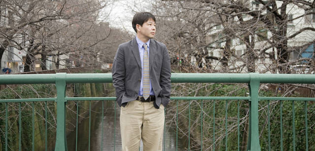 　『暮しの手帖』編集長の松浦弥太郎がマーガレット・ハウエルを着る。