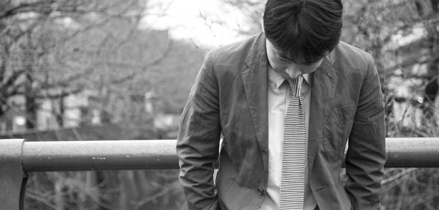 　『暮しの手帖』編集長の松浦弥太郎がマーガレット・ハウエルを着る。