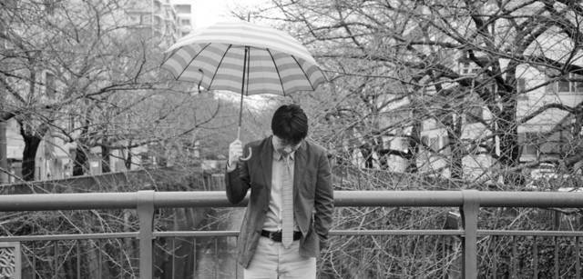 　『暮しの手帖』編集長の松浦弥太郎がマーガレット・ハウエルを着る。