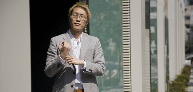 ジャケット6万900円、シャツ2万5200円、パンツ2万4150円、ベルト2万4150円（すべてマーガレット・ハウエル）