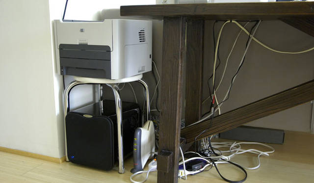 デスクの下、コンピューターのまわり、テレビの裏側。絡まったケーブルはホコリがかぶり非常に汚い状態に……