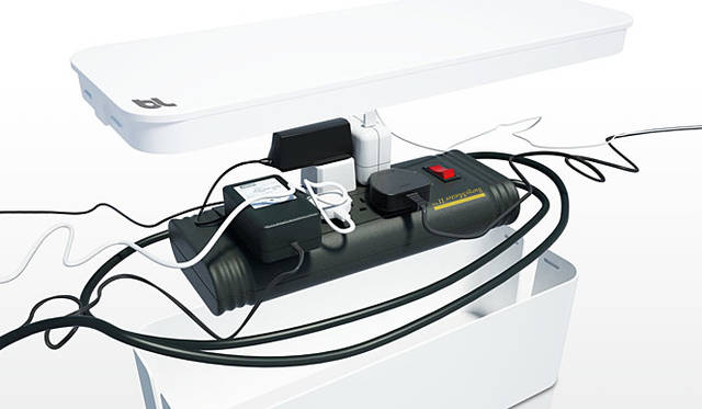 設置はいたって簡単。電源ケーブルやテーブルタップをすべてCableBoxにしまうだけ。最初にケーブルを抜いたり接続している機器の電源を切る必要はない