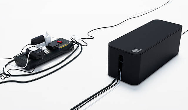 Boxのどちら側からもケーブルを外に出すことができるようにデザインされているため、ほとんどのテーブルタップで使用が可能。<br>あとから電源ケーブルを追加したいときはフタを開けるだけでテーブルタップにアクセス