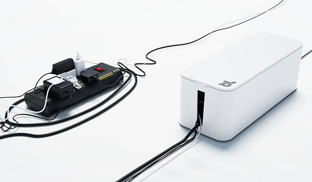 コンセントとプラグのすき間にほこりが蓄積され、そこに湿気がたまると漏電、発火して火事の原因となるトラッキング現象を防止<br>※本製品はテーブルタップや電源ケーブルにホコリを付きにくくし、開口部を十分にあけて内部エアフローも十分に取っているが、トラッキング現象を完全に防ぐものではない。そのため定期的なメンテナンスが必要