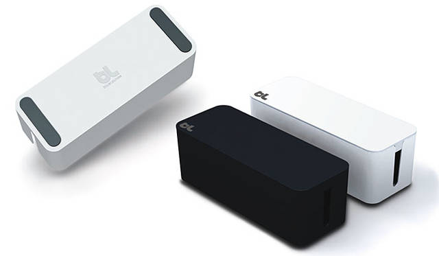 底面には滑り止めのラバーフット。「The CableBox」本体の左右にはケーブルを通すほかにエアーフローとして十分な通気口を開けて内部の温度上昇を防ぐ。<br>万が一のときのために難燃性の素材、HIPS（耐衝撃性ポリスチレン）を使用し、難燃性能はUL94 V-0の試験をクリア（ガスバーナーで10秒接炎）