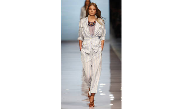 リラックスした気分を的確にとらえたエトロの“パジャマ・ルック”。パンツは太めが戻ってきている。