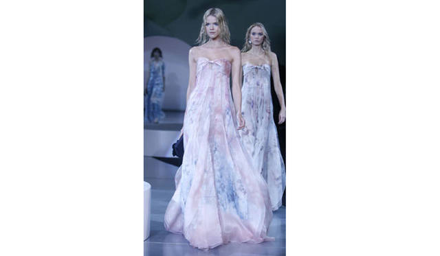 タイトなシェイプでも“たおやか”に決まるヌーディなピンク。ジョルジオ アルマーニではフルレングスのドレスでさらにフェミニンに。