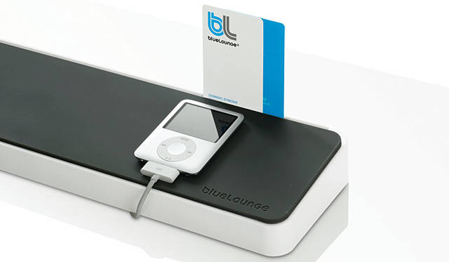 「アクセサリーレール」<br>The SpaceStationの後部にはアクセサリーレールがあり、すぐに見えて手が届く場所に名刺やメモなどを挟んでおくことができる。ちょっとしたアイディアを書き留めたメモや、受け取ったモノを一時的に挟んでおくスペースとしても活用