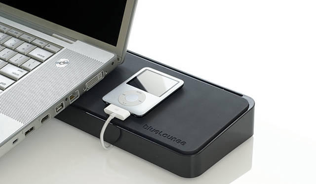 The SpaceStationはどんなタイプのラップトップとも使用できるようなユニバーサルデザイン。そのためラップトップのサイズに影響されずに使用可。ラップトップをおいた上で、さらにアクセサリー用スペースを用意しているので、iPodや携帯電話などのガジェットスペースとして有効活用できる