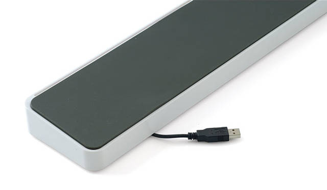 「エルゴノミックタイピングアングルとエアーフロー」<br>ラバーパッドにラップトップを乗せると、背面が持ち上がりエルゴノミックデザインキーボードのような傾斜ができる。さらには底面に空間ができることにより冷却効果を得ることが可能。空いたスペースには携帯電話やiPodなど、つねに使用するものを置いておけば持ち出しも簡単