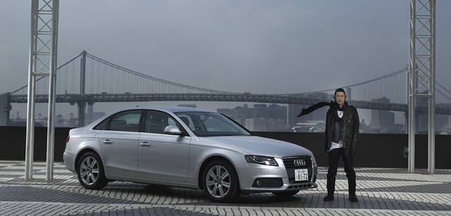 アウディ A4 1.8 TFSI × 永瀬正敏｜ジャケット 36万7500円、ベスト 6万9300円、Tシャツ 2万2050円、スカーフ 3万7800円、デニム 5万4600円（以上ニール・バレット／PMD JAPAN Tel. 03-5212-1816）<br>ブーツ 8万2950円（フット・ザ・コーチャー／ギャラリー・オブ・オーセンティック Tel.03-5412-6905）