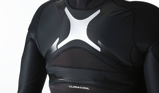 <b>「TPU パワーバンド」機能</b><br>「TPU パワーバンド」は、屈曲・伸展を繰り返す骨格・筋肉システムの動きを補助して、筋肉の出力を高めるとともに、運動フォームを保たせエネルギーロスを防ぐ。熱可塑性ポリウレタンを使用したシルバーのパワーバンドが、トップスでは上腕部の筋肉群を、タイツでは臀部からひざの後ろまでの筋肉群をサポート