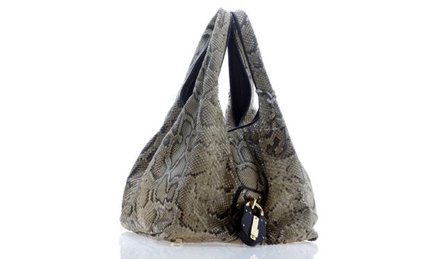 ナチュラルカラーのパイソン使いはロエベならでは。通常のものより“巨大”なトイパドロックがつく。<br>バッグ 「ラージ カリエ」 95万8650円（ロエベカスタマーインフォメーションサービス｜03-5775-6011）