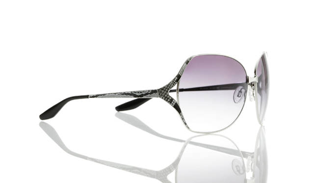 パイソン柄のテンプルが繊細なバートン ペレイラは、ラグジュアリーアイウェアの世界に“コンフォート”を持ちこむ。<br>サングラス 「エマニュエル」 4万9350円（EYEVAN TOKYO AOYAMA｜03-5766-7427）