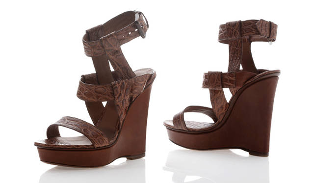 ボッテガ・ヴェネタの12.5cmのウェッジソールを、カイマンのストラップが構築的に彩る。<br>シューズ 22万5750円（ボッテガ・ヴェネタ ジャパン｜0570-000-677）