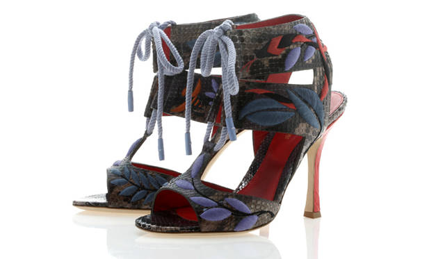 パイソン地に刺しゅうされているのは密林を這う色鮮やかなヘビ。<br>シューズ 22万7850円（セルジオ・ロッシ／グッチ グループ ジャパン セルジオ・ロッシ ディビジョン｜0570-016600）