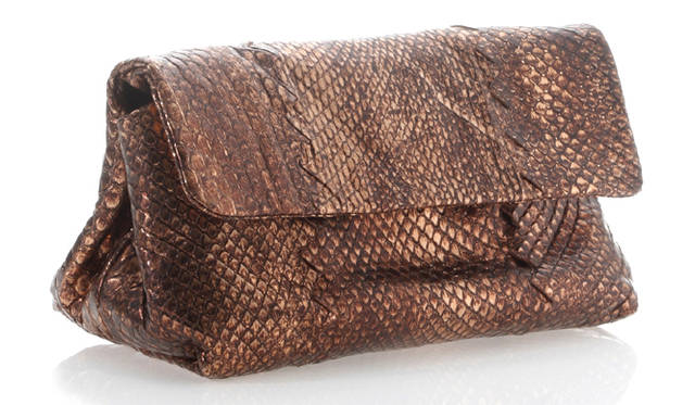 ラメ加工されたパイソンのクラッチは片手で颯爽と持ちたい。<br>バッグ 14万1750円（ボッテガ・ヴェネタ／ボッテガ・ヴェネタ ジャパン｜0570-000-677）