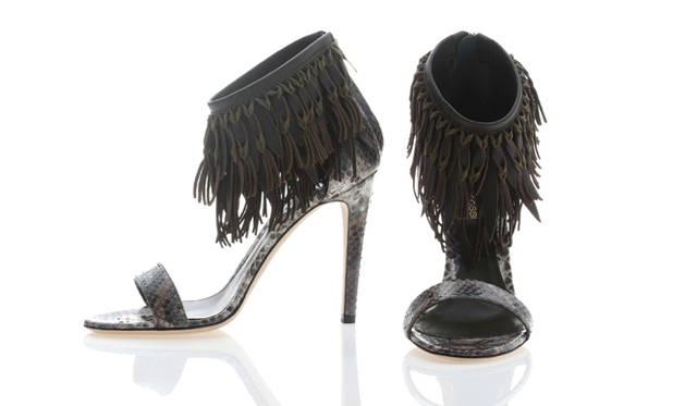 アフリカがテーマのセルジオ・ロッシ。足首で揺れるスウェードのフリンジとパイソンのソールのコントラストが新鮮。<br>シューズ 17万2200円（グッチ グループ ジャパン セルジオ・ロッシ ディビジョン｜0570-016600）