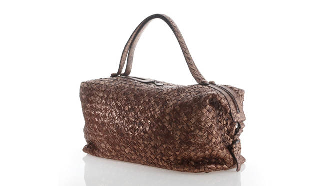 熟練の技で魅せるイントレチャートはボッテガ・ヴェネタの代名詞。そんなボストンを贅沢なオーストリッチで。<br>バッグ 100万5900円（ボッテガ・ヴェネタ ジャパン｜0570-000-677）