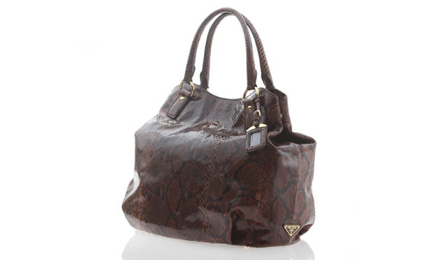 開口部のスナップボタンで印象が変わるパイソン素材のトートは、プラダならではのひねりの効いたデザイン。<br>バッグ 61万9500円（プラダ ジャパンカスタマーリレーションズ｜0120-559-914）
