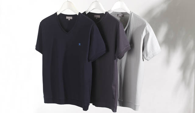 　VネックTシャツ各1万500円