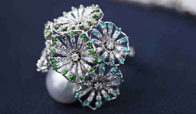 関谷さんがデザインした2009年春の新作ジュエリー。リング：Pt×白蝶真珠×ガーネット×トルマリン×ダイヤモンド 430万5000円 