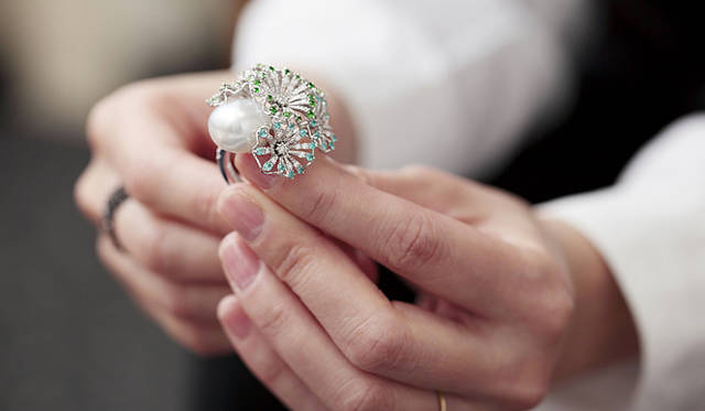 リング：Pt×白蝶真珠×ガーネット×トルマリン×ダイヤモンド 430万5000円 