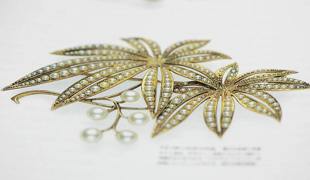 伝統技術が活かされたジュエリーなど、ミキモトには歴史を伝えるたくさんの資料が残されている。