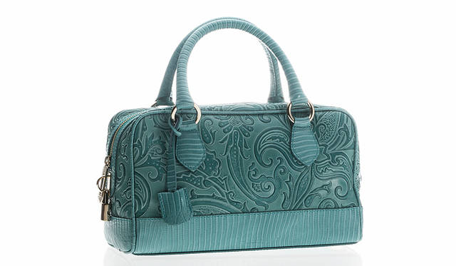 ペイズリー柄がまさにエトロそのものな、エンボス加工のミニボストン。ターコイズの発色が美しい。バッグ「マルゴット」 15万9600円（エトロ ジャパン｜03-3406-2655）