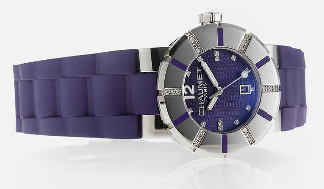 コーディネートの要であるウォッチにもトレンドカラーを。ラバーとダイヤモンドの取り合わせにハイジュエラーならではの余裕が感じられる。ウォッチ「クラス・ワン パープル（33mm・クオーツ）」 61万4250円（ショーメ｜03-3613-3188）