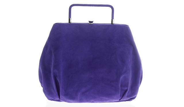 やわらかなスウェードのバッグは、持ち手を内側に収納して半分に折りたためば、クラッチとして持つこともできる。バッグ 12万750円（マルニ／マルニジャパン｜03-6416-1024）