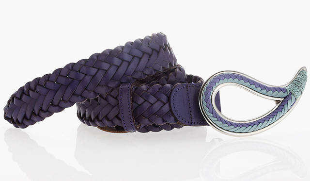 使い勝手のいいメッシュベルトもパープルで今シーズンらしく。ペイズリーシェイプのバックルにブランドのアイデンティティが。ベルト 5万9850円（エトロ／エトロ ジャパン｜03-3406-2655）