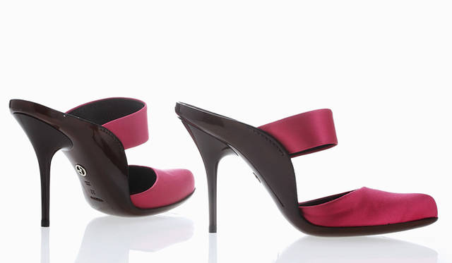 ブリッジ部にホールド感のあるミュール。ブラウンとフューシャピンクのコンビネーションで上品に。シューズ 8万4000円（ジョルジオ アルマーニ／ジョルジオ アルマーニ ジャパン｜03-6274-7070）