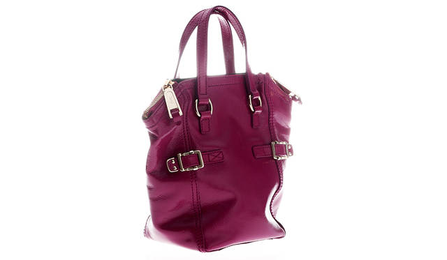 フューシャピンクはイヴ・サンローランのシグニチャーカラー。パテントレザーの光沢感に品格が漂う。バッグ「Downtownミニ」 12万4950円（Yves Saint Laurent／グッチ グループ ジャパン イヴ・サンローラン ディビジョン｜0570-016655）