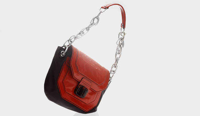 オレンジとブラウンの絶妙な分量感。そこにシルバーチェーンを取り合わせた意外性に、ランバンならではの遊び心がのぞく。バッグ 28万350円（ランバン ジャパン｜03-3289-2782）