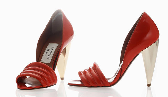 ゴールドの変形コーンヒールといい、オレンジのパテントレザーといい、トレンドフル装備のマストハヴアイテム。シューズ 12万9150円（ランバン／ランバン ジャパン｜03-3289-2782）