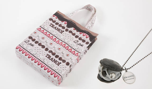 オフィシャルバッグ「Q-pot.ケーキバッグ」とオフィシャルパス「Q-pot. ブラックセサミマカロンネックレス」