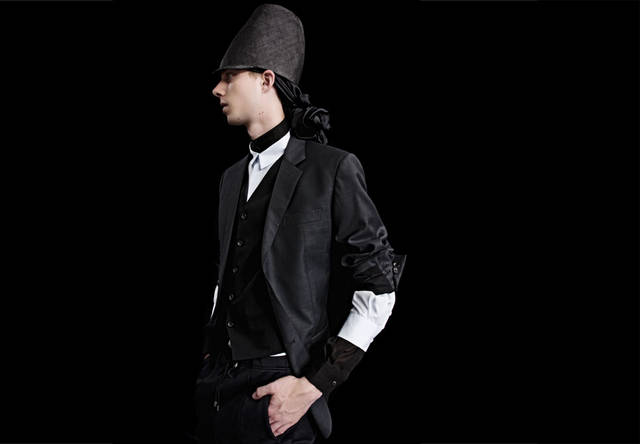 ジャケット 11万250円、ベスト 6万3000円、中に着たシャツ 4万4100円、シャツ 3万9900円、パンツ、ハット、スカーフ すべて参考商品