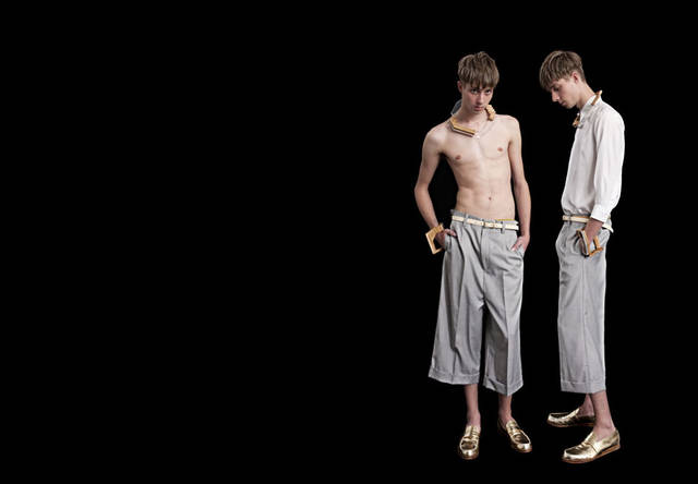 パンツ 3万9900円、ベルト 参考商品、シューズ 6万8250円、アクリルネックレス、ブレスレット 参考商品