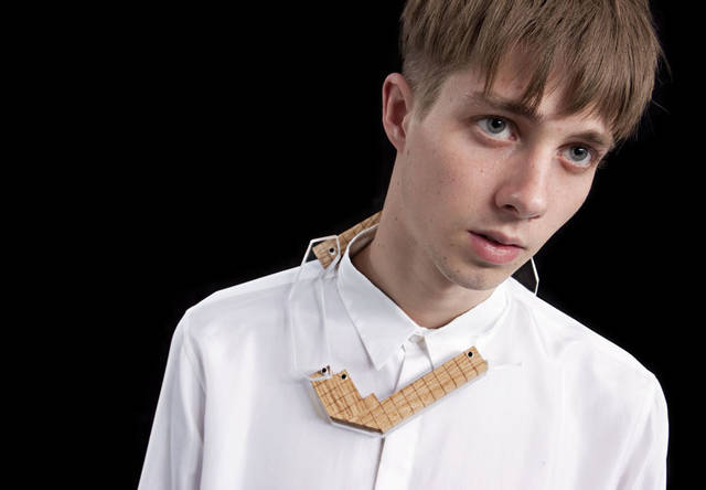 シャツ 8万4000円、アクリルネックレス 参考商品