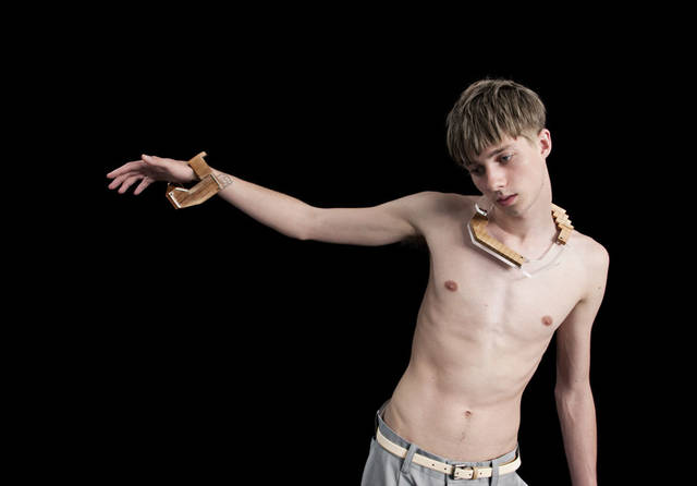 パンツ 3万9900円、ベルト 参考商品、アクリルネックレス、ブレスレット ともに参考商品