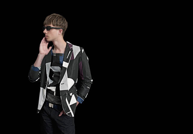 ジャケット 14万1750円、シャツ 5万2500円、デニムパンツ 3万1500円、中に重ねたショートパンツ 5万2500円、ベルト 3万1500円、サングラス 4万9350円