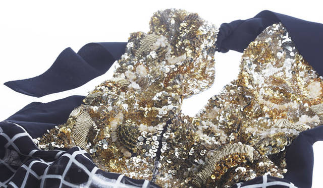 トーンのちがうゴールドのパイエットやビーズ、メタル糸のリボンがびっしりと縫いとられたホルタートップのカシュクールは、ただただため息が出るばかりの贅たくさ。トップ 17万3250円（ドリス ヴァン ノッテン／TFC｜03-5770-4511）