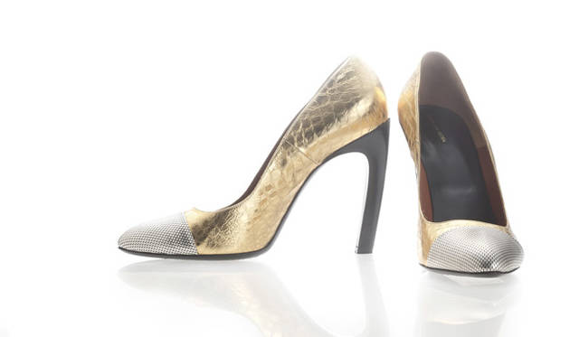 トウをシルバーで覆ったゴールドのパンプスは、内側にカーブしたヒールの曲線が絶妙。さりげなく足を組んで自慢したい。シューズ 7万4550円（ドリス ヴァン ノッテン／TFC｜03-5770-4511）