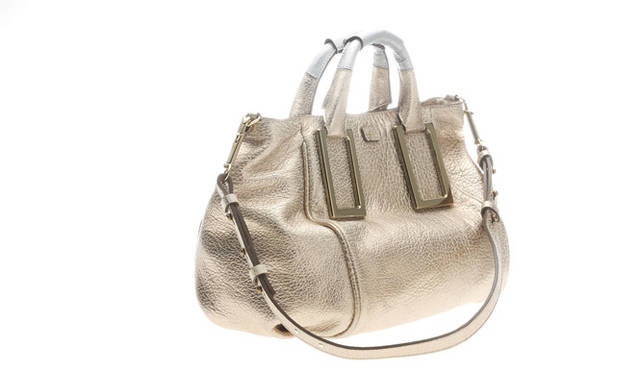 持ち手を留めるスクエアのフレームがアクセントの「エテル」。シルバーの持ち手がアイシーなゴールドと共鳴する。バッグ「Ethel」 16万8000円（クロエ／クロエ インフォメーションデスク｜03-4335-1750）